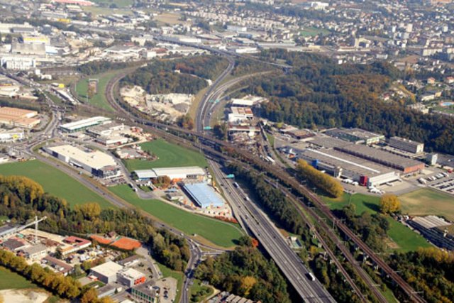 vue aérienne des triangles autoroutier et ferroviaire d'Ecublens - Photo J.-M. Zellweger