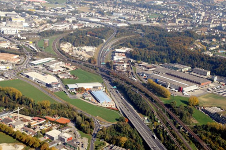 vue aérienne des triangles autoroutier et ferroviaire d'Ecublens - Photo J.-M. Zellweger