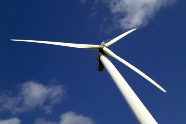 pales d'une éolienne sur fond de ciel