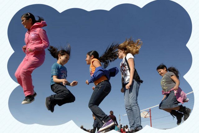 Image enfants qui jouent et qui sautent