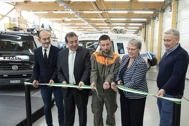 Cette image montre le coupé de ruban entre les deux conseillers d'Etat, le cheg de service du SSCM, l'architecte cantonal