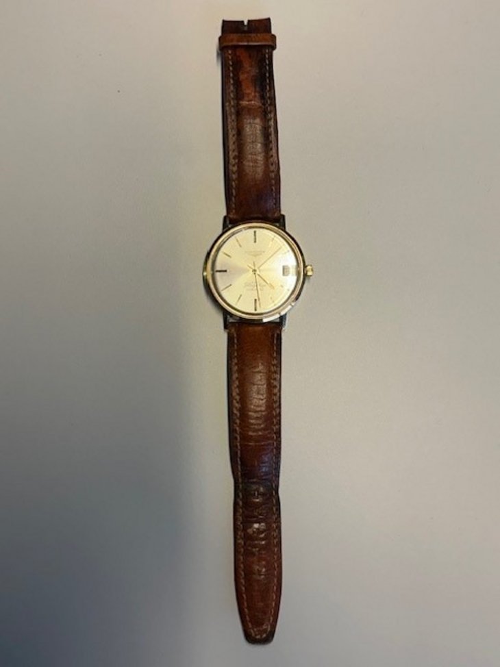 Une montre Longines avec cadran en or 18ct
