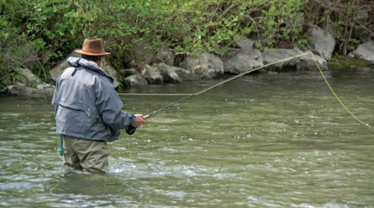 pêcheur de dos, dans une rivière