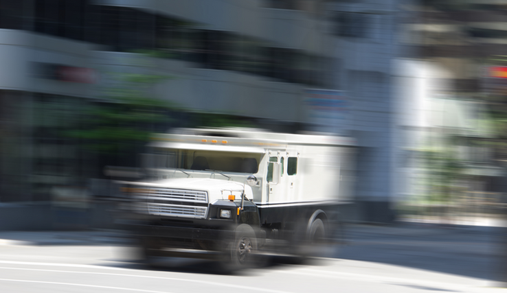 Un véhicule de transport de fonds blindé, flouté