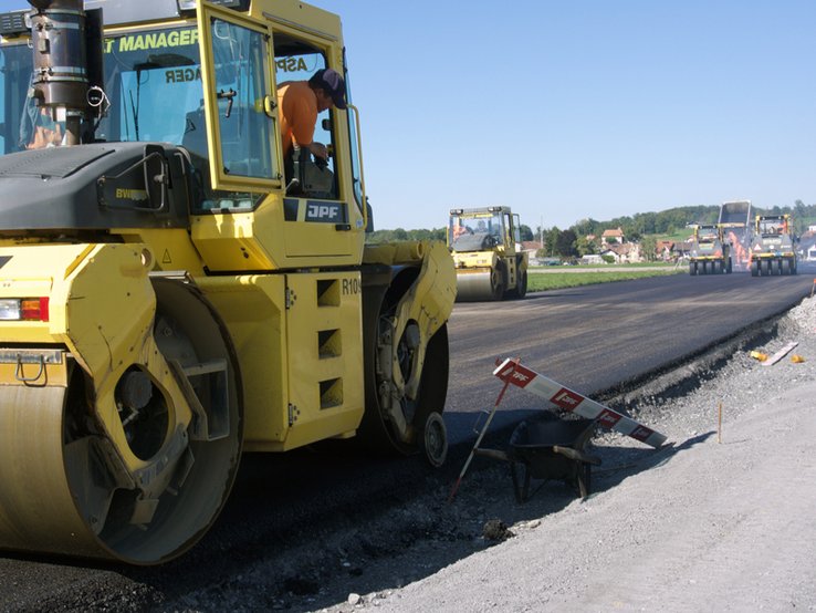 Une goudronneuse en action.