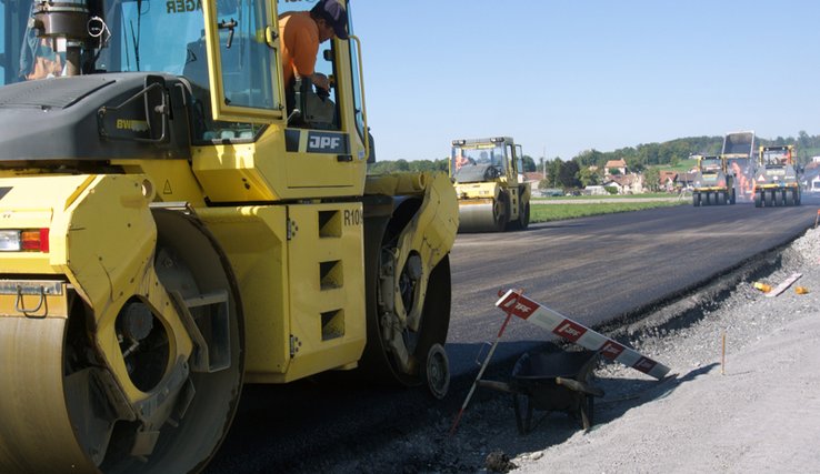 Une goudronneuse en action.