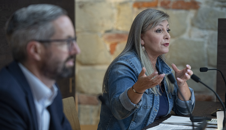 Madame Gorrite parle en conférence de presse. A sa gauche, Laurent Tribolet, collaborateur de la Direction générale de la mobilité et des routes. 