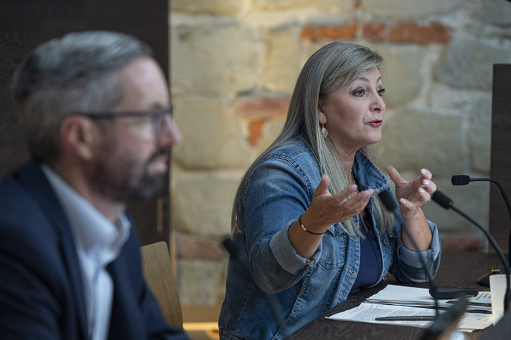 Madame Gorrite parle en conférence de presse. A sa gauche, Laurent Tribolet, collaborateur de la Direction générale de la mobilité et des routes.
