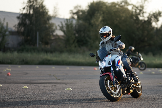une motarde en formation sur sa moto