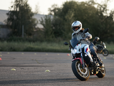 une motarde en formation sur sa moto