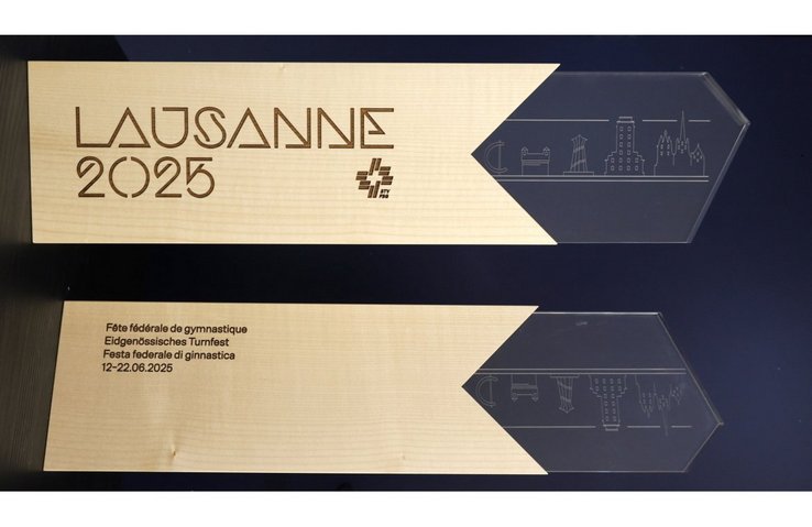 Le trophée réalisé par les élèves de l'ETML. Le socle en bois reprend le logo de la Fête. Cinq monuments emblématiques de Lausanne figurent sur la partie supérieure en plexiglas.