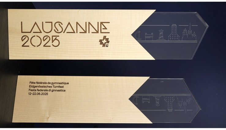 Le trophée réalisé par les élèves de l'ETML. Le socle en bois reprend le logo de la Fête. Cinq monuments emblématiques de Lausanne figurent sur la partie supérieure en plexiglas.
