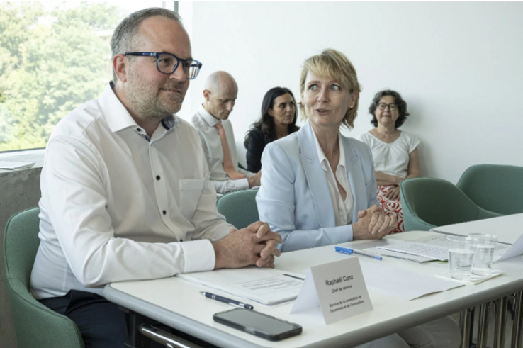 Le Conseil d’État a adopté la troisième Politique d’appui au développement économique (PADE) du Canton de Vaud. Raphaël Conz, chef de service, Service de la promotion de l'économie et de l'innovation et la Conseillère d’Etat Isabelle Moret, lundi 22 juin 2026 ARC Jean-Bernard Sieber