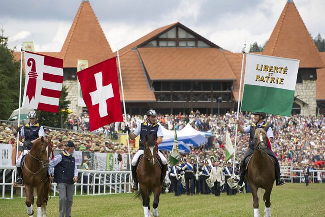 cavaliers porteurs des drapeaux du Jura, de la Suisse et du canton de Vaud, à la parade de dimanche au Marché-Concours de Saignelégier - Photo ARC-Sieber