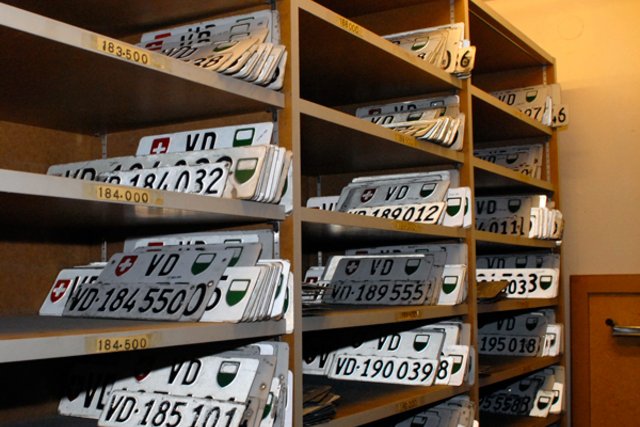 casiers avec plaques d'immatriculation déposées au Service des automobiles