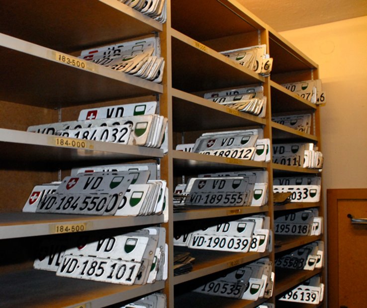 casiers avec plaques d'immatriculation déposées au Service des automobiles