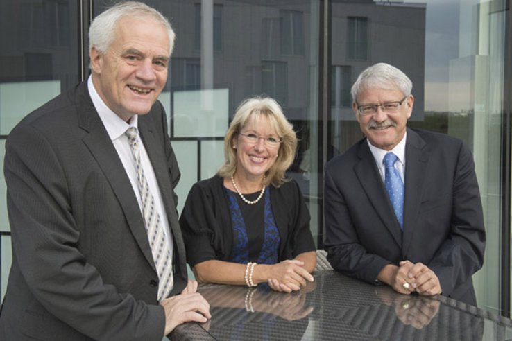 La conseillère d'Etat Jacqueline de Quattro entourée de Walter Steinmann, directeur de l’Office fédéral de l’énergie (à g.) et du conseiller d’Etat fribourgeois Beat Vonlanthen, président de l’EnDK