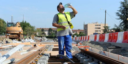 Ouvrier buvant de l'eau sur un chantier