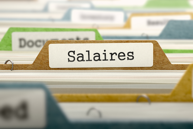 Illustration: dossiers suspendus, le premier avec une étiquette "Salaires"