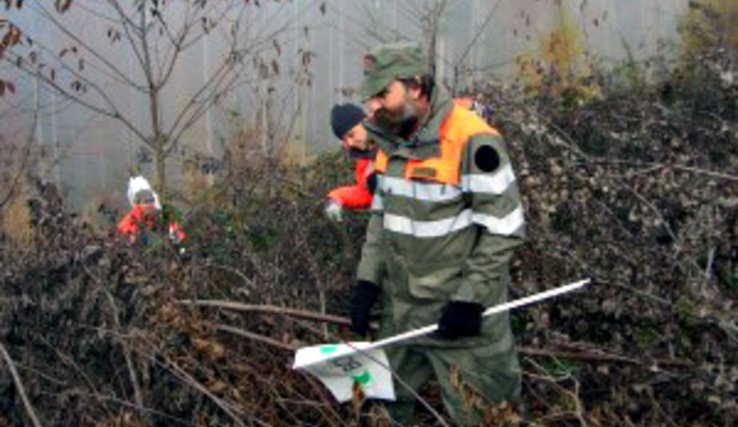 Personnes de la Protection civile dans une forêt.