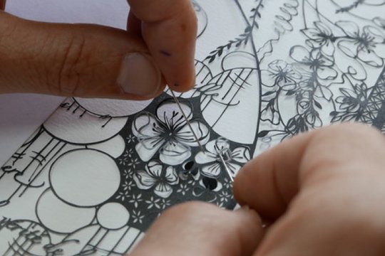 Image de Marie-Laure Beun, découpeuse sur papier à Ollon