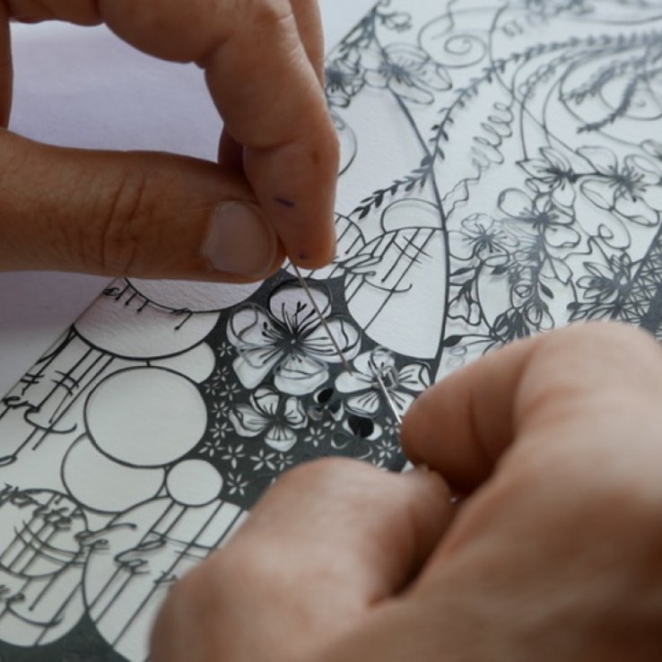 Image de Marie-Laure Beun, découpeuse sur papier à Ollon