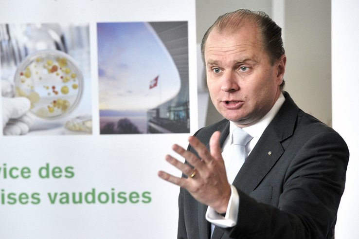 Philippe Leuba avec le bras tendu