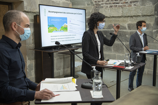 La conseillère d'Etat entourée de deux collaborateurs, en conférence de presse.