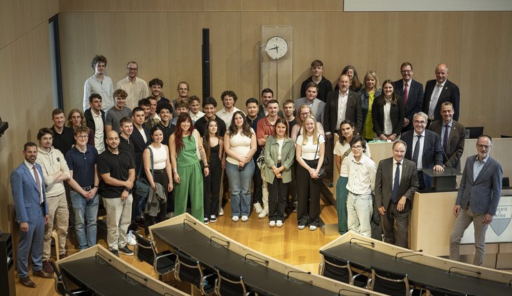 Photo de groupe devant l'horloge