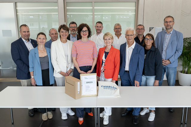 Les personnes posent, en groupe