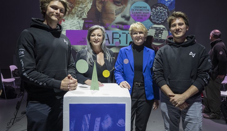 Photographie de la 2e cérémonie de remise des prix QART se déroulant à l'ECAL. Pierre Coutaz et Guillaume Bonneau (projet Time Designers), lauréats, en compagnie des conseillères d'Etat Nuria Gorrite et Isabelle Moret. Photo ARC/Sieber