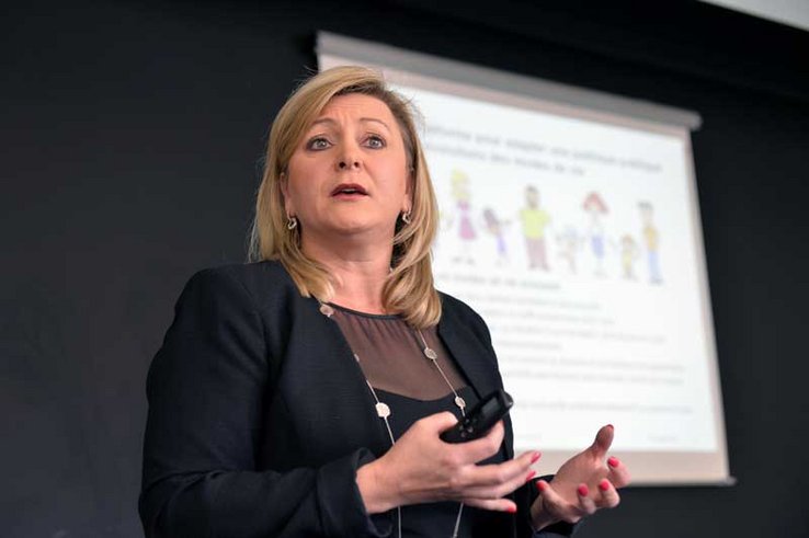portrait de la conseillère d'Etat lors de la conférence de presse