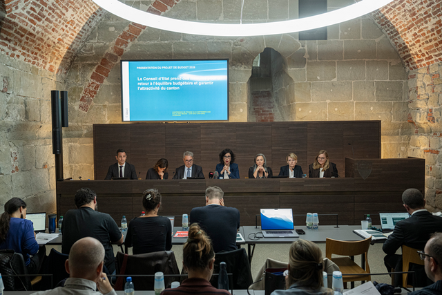 le conseil d'état in corpore lors de la conférence de presse, mercredi 24 septembre 2025 au château cantonal. Les membres du consiel d'état sont assis derrière le grand bureau face aux médias.