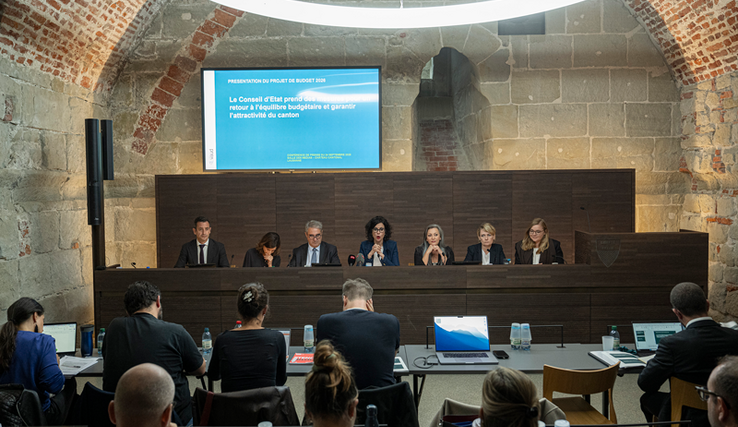 le conseil d'état in corpore lors de la conférence de presse, mercredi 24 septembre 2025 au château cantonal. Les membres du consiel d'état sont assis derrière le grand bureau face aux médias.
