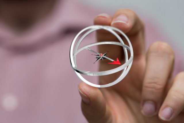 image prétexte: des mains tiennent une petite boussole.