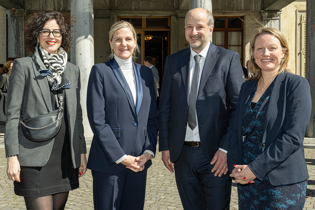 Les quatre personnes posent sur le parvis de la villa Mon-Repos à Lausanne.