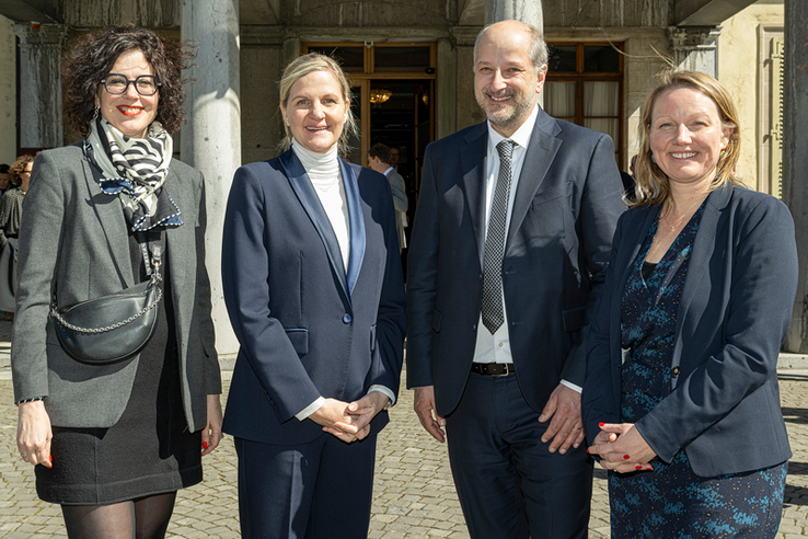 Les quatre personnes posent sur le parvis de la villa Mon-Repos à Lausanne.