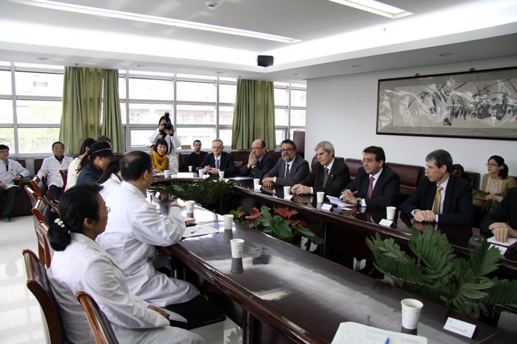 La délégation vaudoise accompagnée par le consul général de Suisse à Shanghai, Heinrich Schellenberg, à l'Hôpital provincial de médecine traditionnelle chinoise de Nanjing.