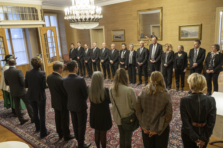 Les membres du Conseil d'Etat et du corps préfectoral se font face dans le salon de la Maison de l'Elysée à Lausanne.