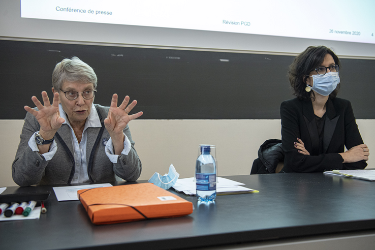 Les conseillères d'Etat Béatrice Métraux et Christelle Luisier en conférence de presse.