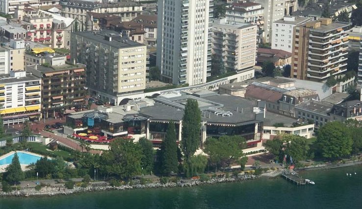 Vue de la rive montreusienne du Léman, avec le Casino et la Tour d'Ivoire.