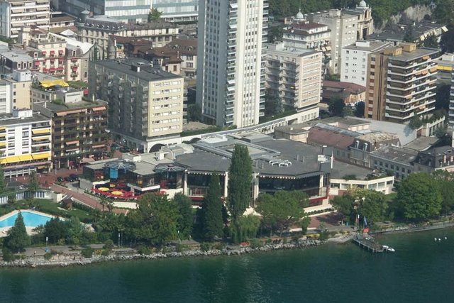 Vue de la rive montreusienne du Léman, avec le Casino et la Tour d'Ivoire.