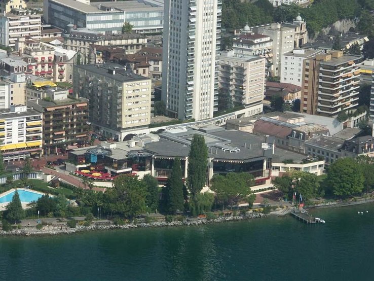 Vue de la rive montreusienne du Léman, avec le Casino et la Tour d'Ivoire.