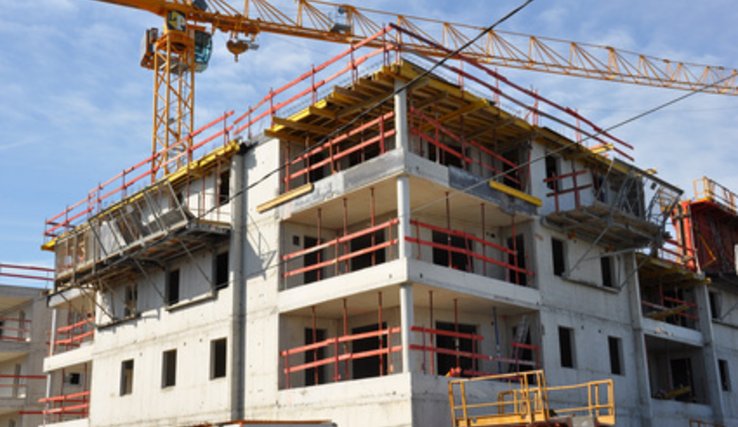 Immeubles de logements en construction avec grue.