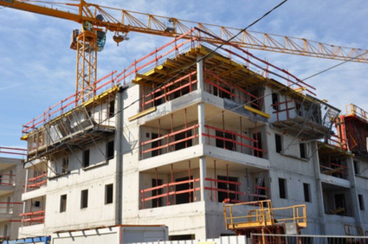Immeubles de logements en construction avec grue.