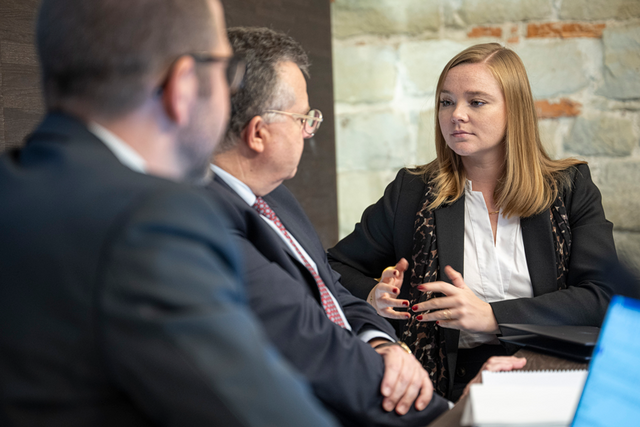 Les trois personnes en discussion après de la conférence de presse.