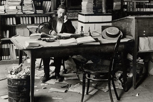 photo montrant un fonctionnaire du 19e siècle type "rond de cuir", extraite de la couverture du livre.