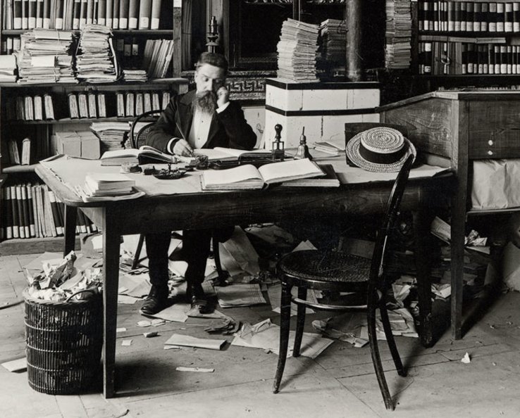 photo montrant un fonctionnaire du 19e siècle type "rond de cuir", extraite de la couverture du livre.