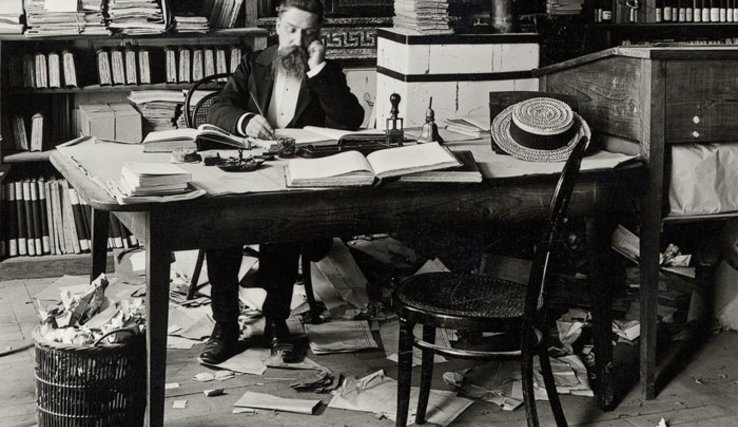photo montrant un fonctionnaire du 19e siècle type "rond de cuir", extraite de la couverture du livre.