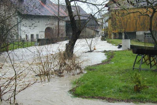 Photo d'une inondation due à la crue de l'Arbogne en 2006 (Copyright Direction générale de l'environnement-DGE)